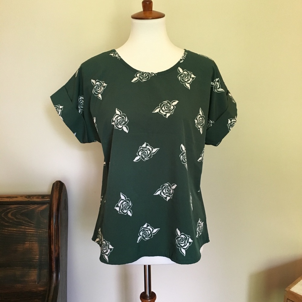 🎉 Green Rose Print Short Sleeve Top - Picture 2 of 7